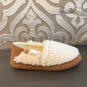 NWT Acorn Women's size 5-6 Classic Moccasin Slipper